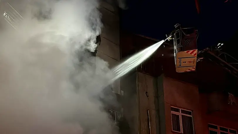 Şişli'de İş Yerinde Çıkan Motosiklet Yangını Binayı Sardı