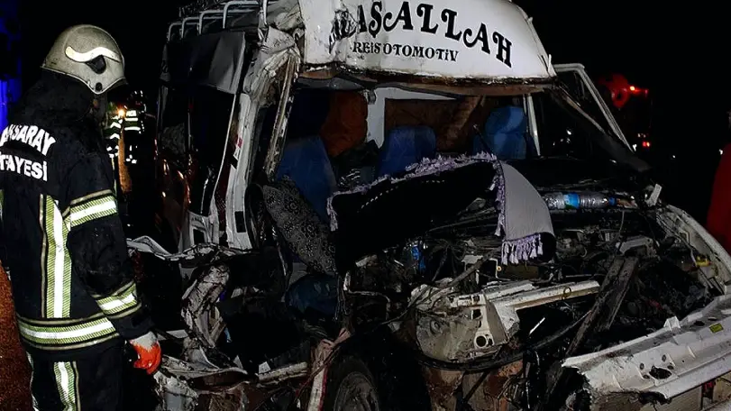 Tarım İşçilerini Taşıyan Minibüs TIR'a Çarptı: 9 Kişi Taburcu Oldu