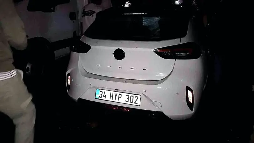 Üsküdar'da Park Halindeki Üç Araç Alevlere Teslim Oldu