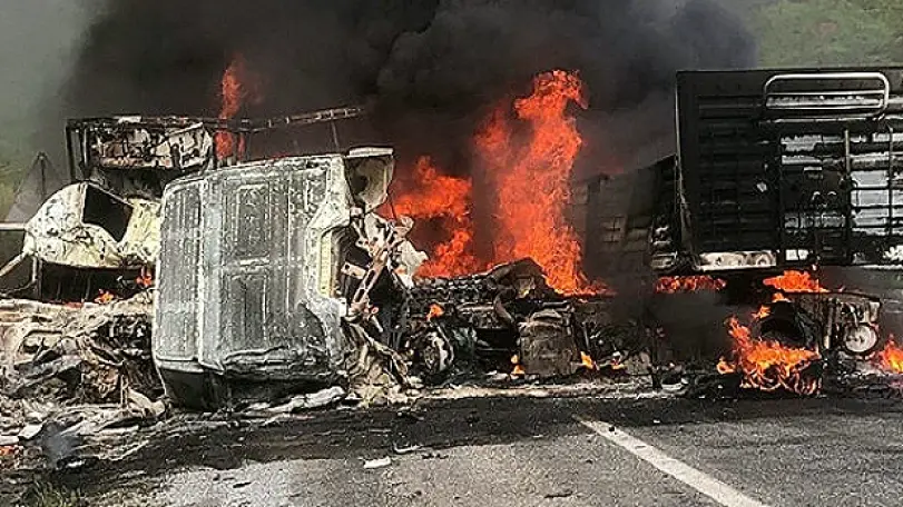 Van-Tatvan kara yolunda feci kaza: 2 sürücü hayatını kaybetti