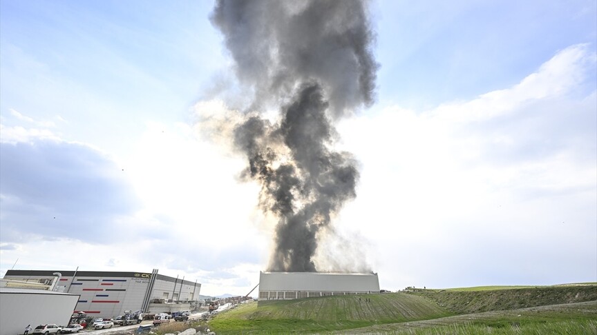 Ankara'da Mobilya Deposunda Yangın: İtfaiye Ekipleri Müdahale Ediyor