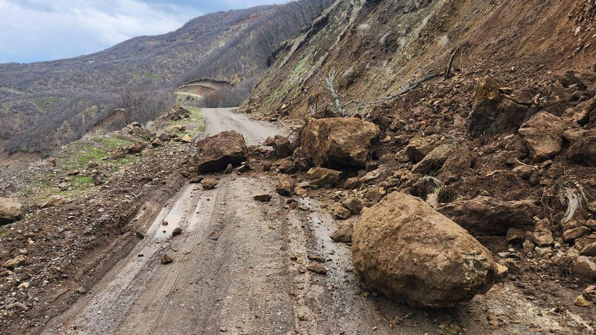 Karakoçan'da Heyelan Nedeniyle Köy Yolu Ulaşıma Kapandı