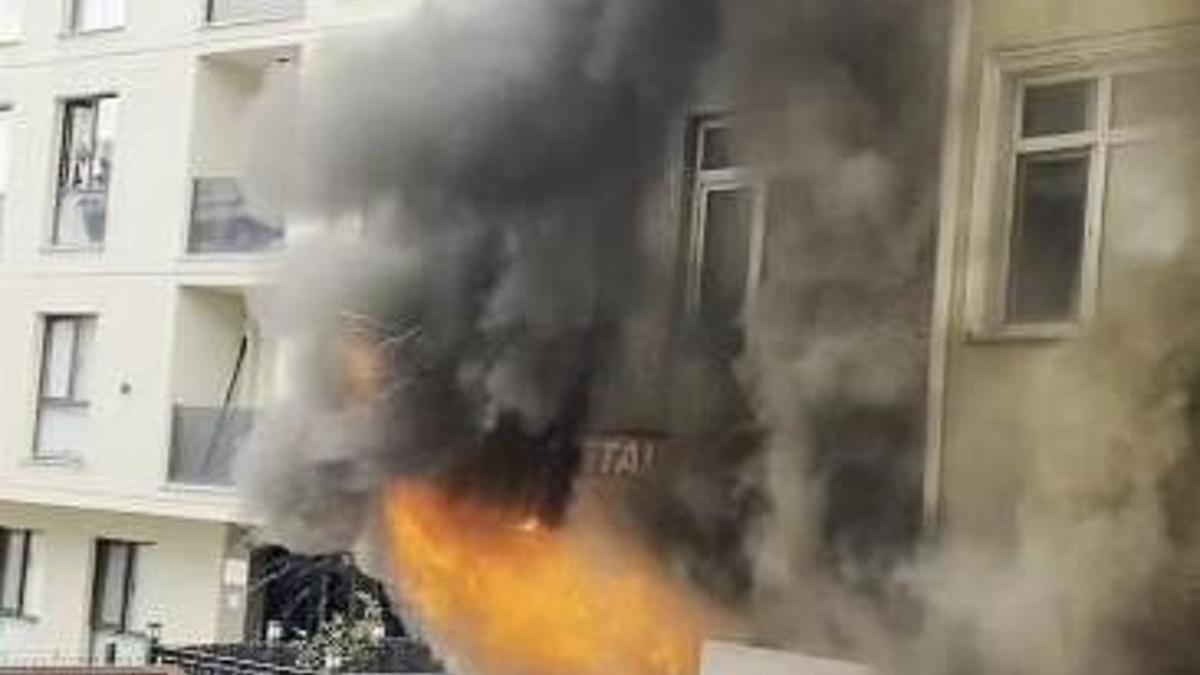 Gaziosmanpaşa'da Hurdacıda Çıkan Yangından Kurtulmak İçin Duvarı Deldiler