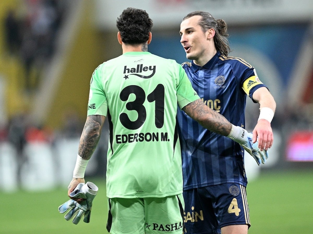 Fenerbahçeli Kaleci Ederson'dan Eleştirilere Yanıt: "Hakaret Olmadığı Sürece Eleştiri Kabulümüzdür"