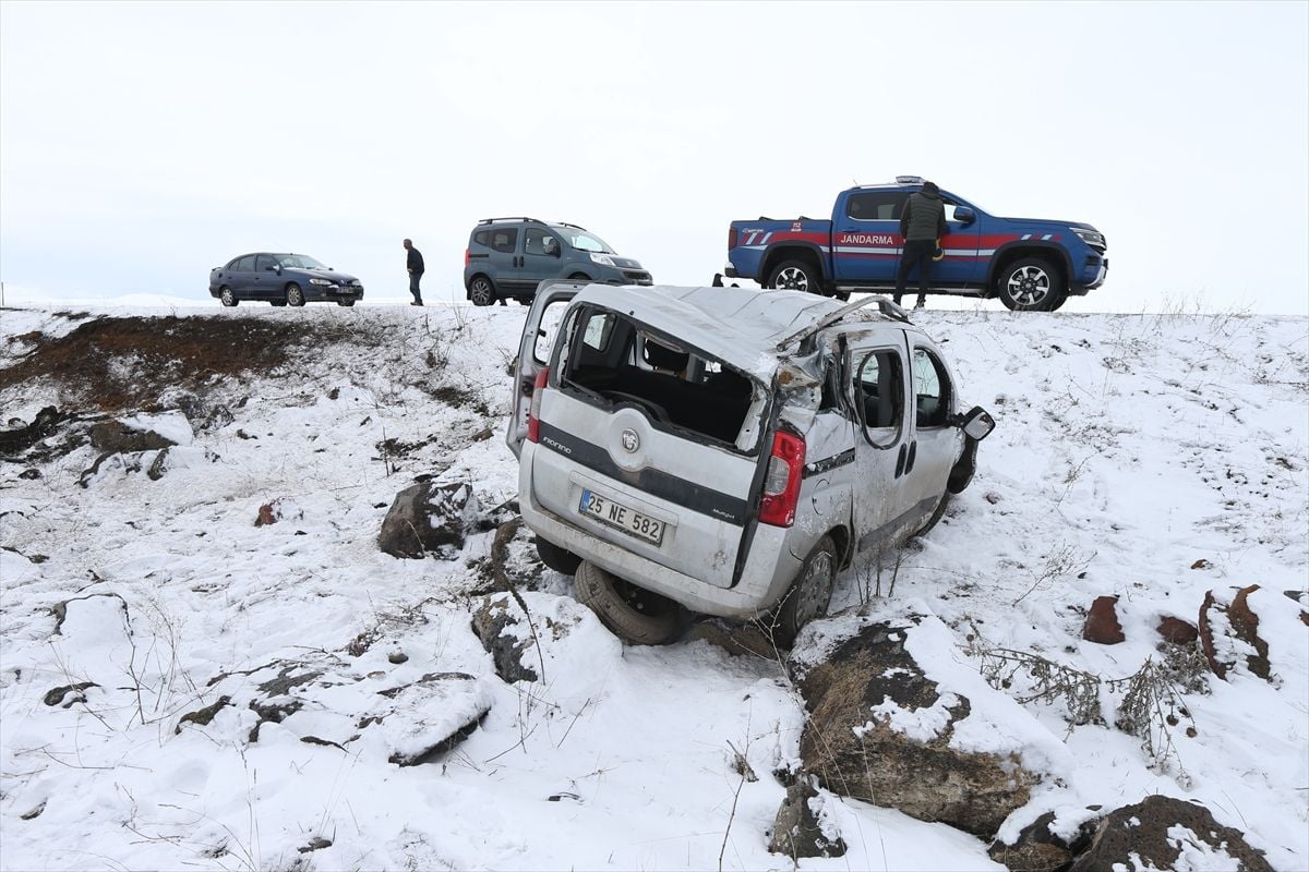 Kars'ta Trafik Kazası: Baba ve Oğlu Yaralandı