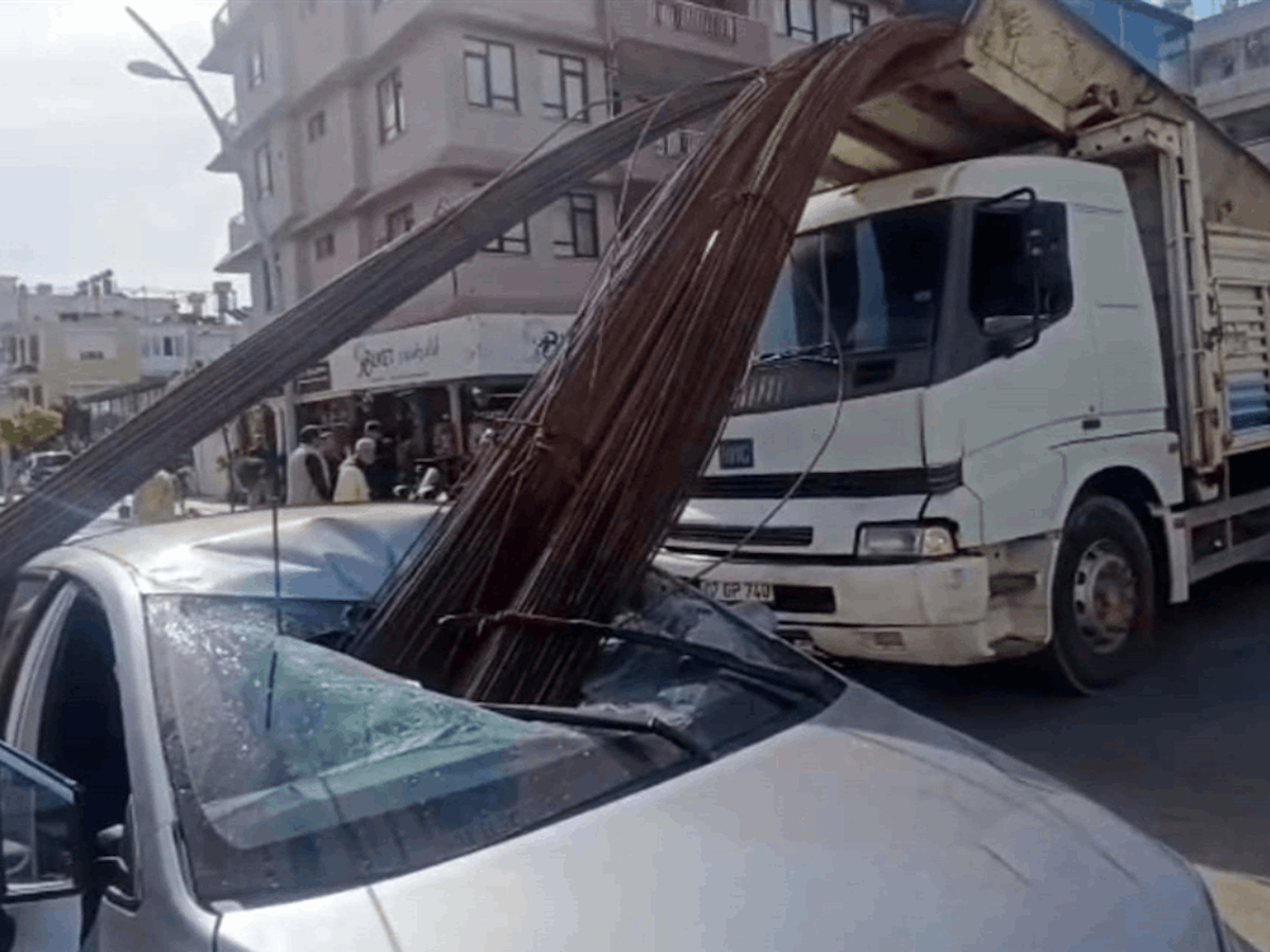 Kamyondan Düşen Demirler Otomobile Saplandı: Kaza Anı Kamerada