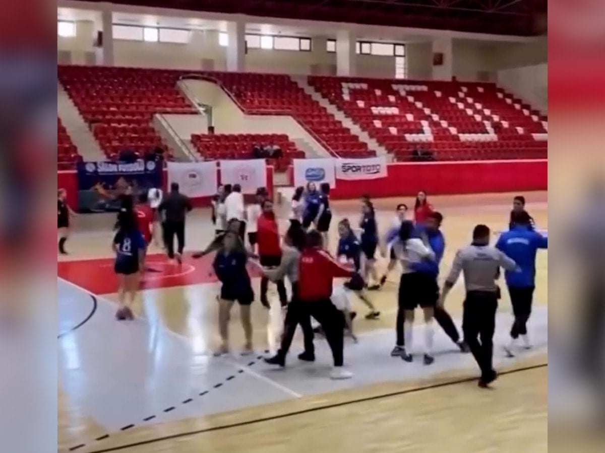 Üniversitelerarası Futsal Maçında Kadın Oyuncular Arasında Kavga Çıktı, Müsabaka Yarım Kaldı