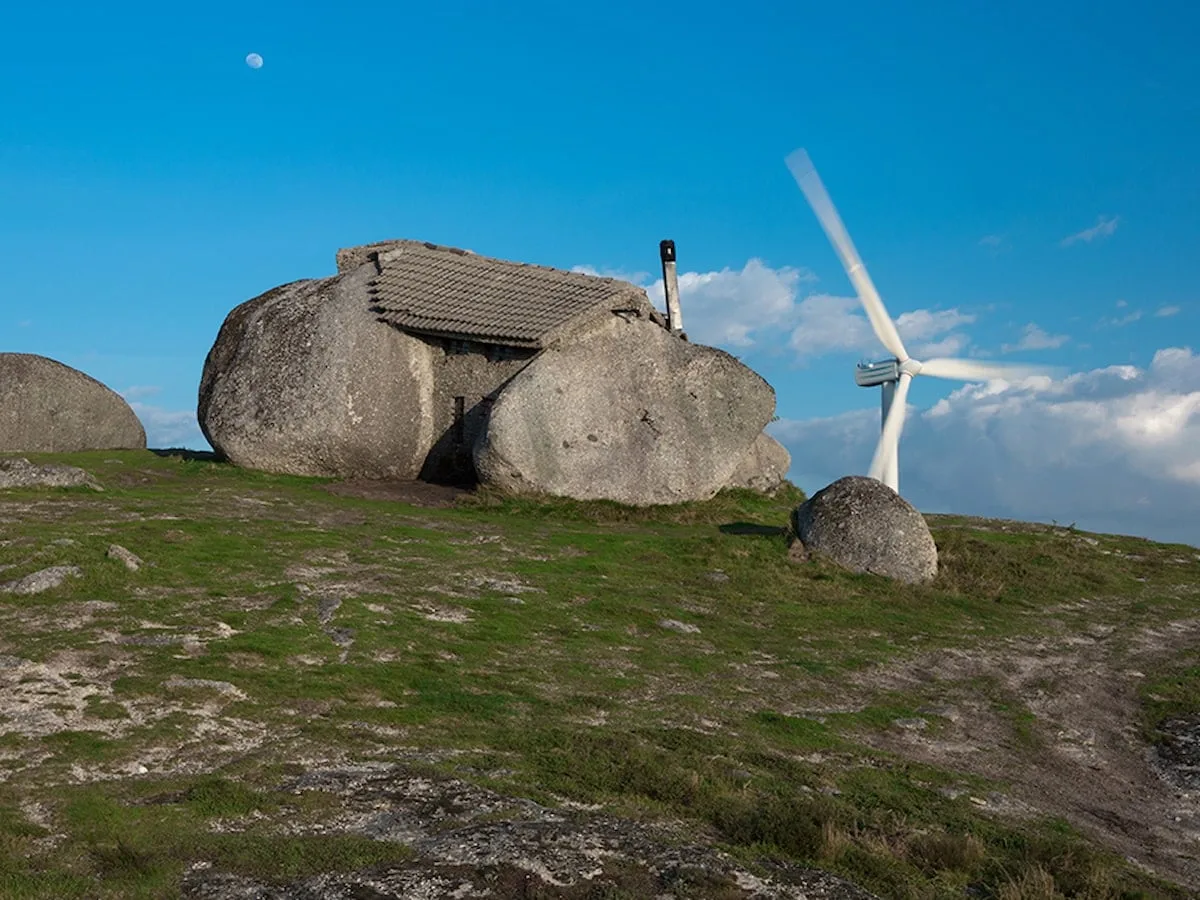 Dev Kayaların Arasına İnşa Edilen Evin Özellikleri