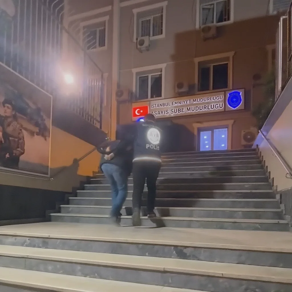 İstanbul'da Polis Yeleğiyle Sosyal Medya Yayını Yapan Şüpheli Gözaltına Alındı
