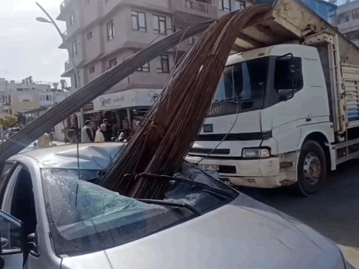 Kamyondan Düşen Demirler Otomobile Saplandı: Kaza Anı Kamerada