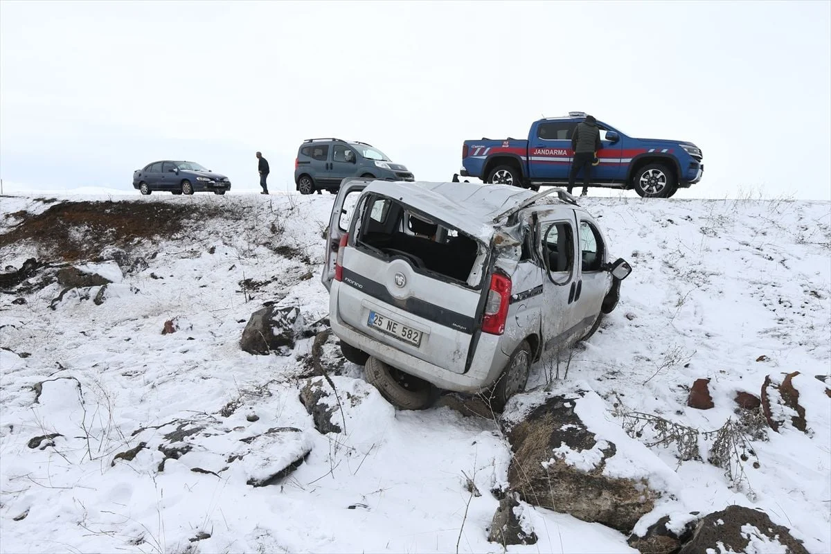 Kars'ta Trafik Kazası: Baba ve Oğlu Yaralandı