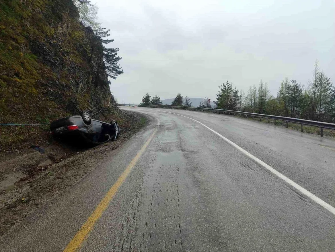 Takla Atan Otomobilden Sürücü Yara Almadan Kurtuldu