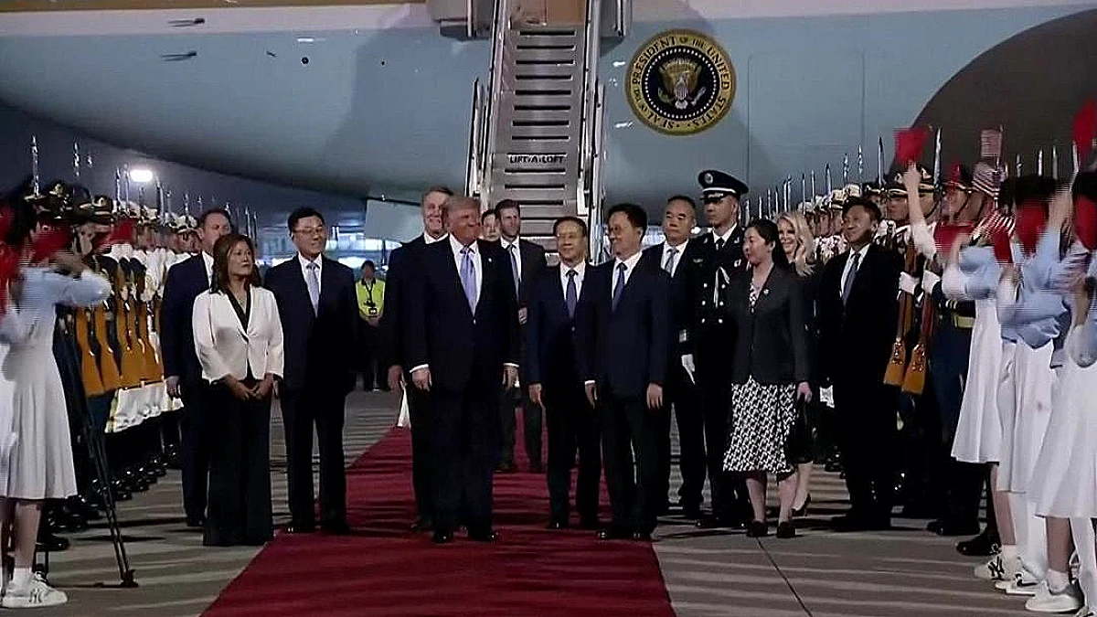 ABD Başkanı Trump, Çin'e İndi: Kritik Zirve Pekin'de Başlıyor