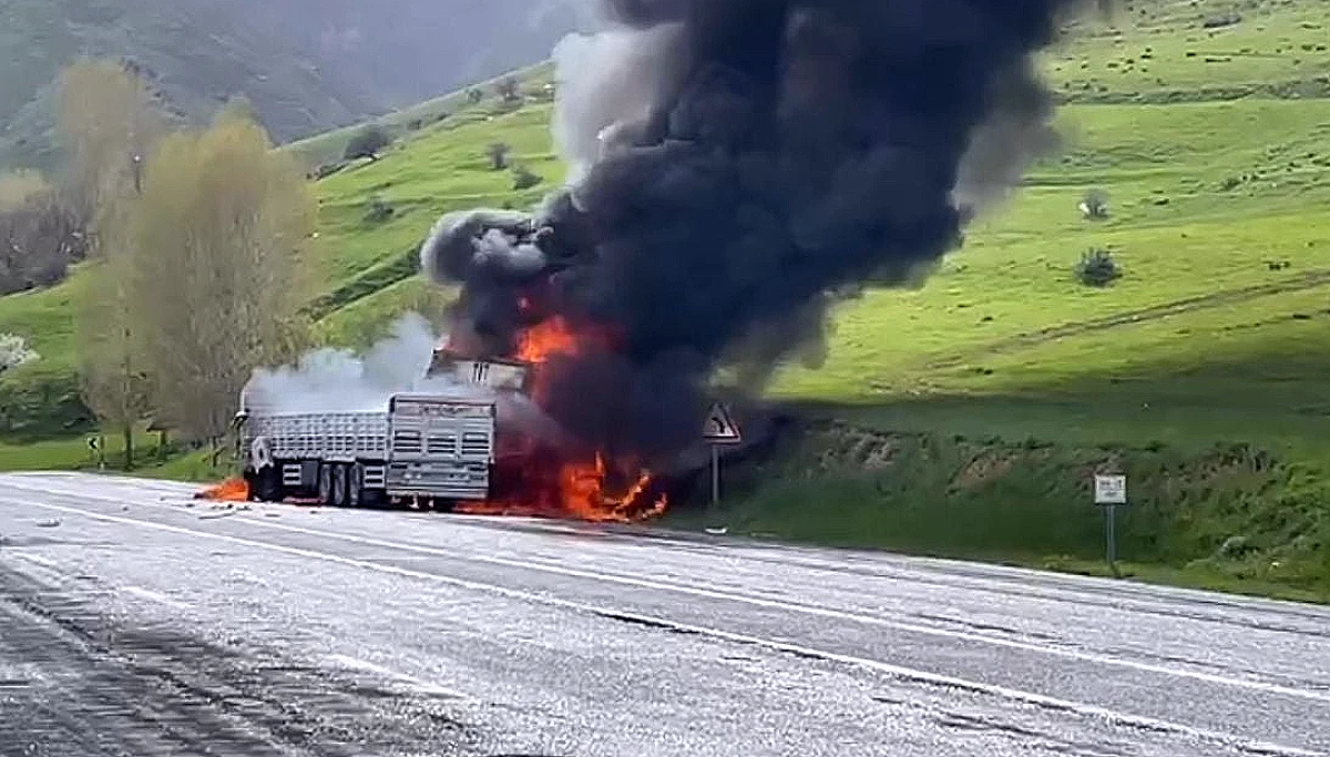 Bitlis'te Çarpışan 2 TIR'da Yangın Çıktı: 2 Ölü