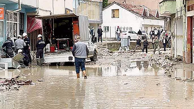 Havza'da Sel Afeti: 12 Yaralı, Eğitime Ara Verildi