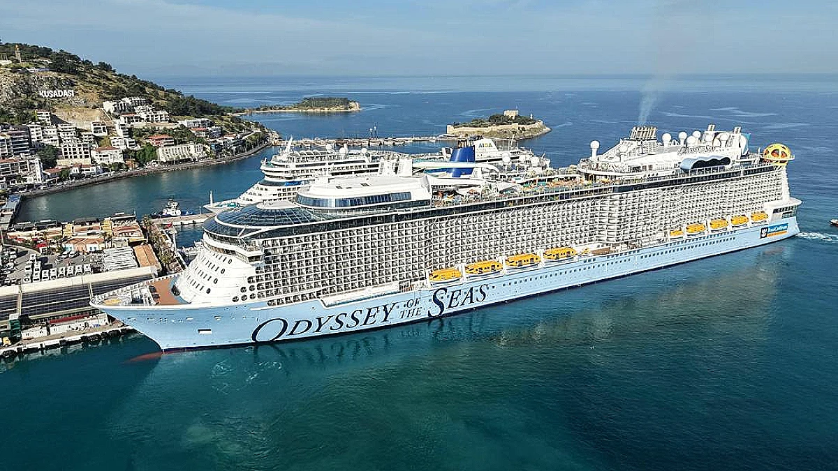 Kuşadası Limanı'na 3 kruvaziyer gemisi demirledi, 9 bin 132 turist getirildi