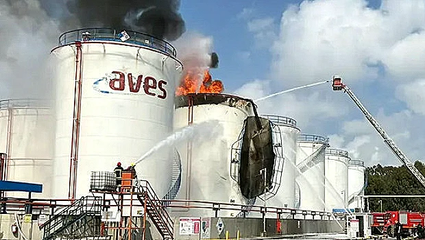 Mersin'deki Yakıt Tankı Yangınına Müdahale Edildi