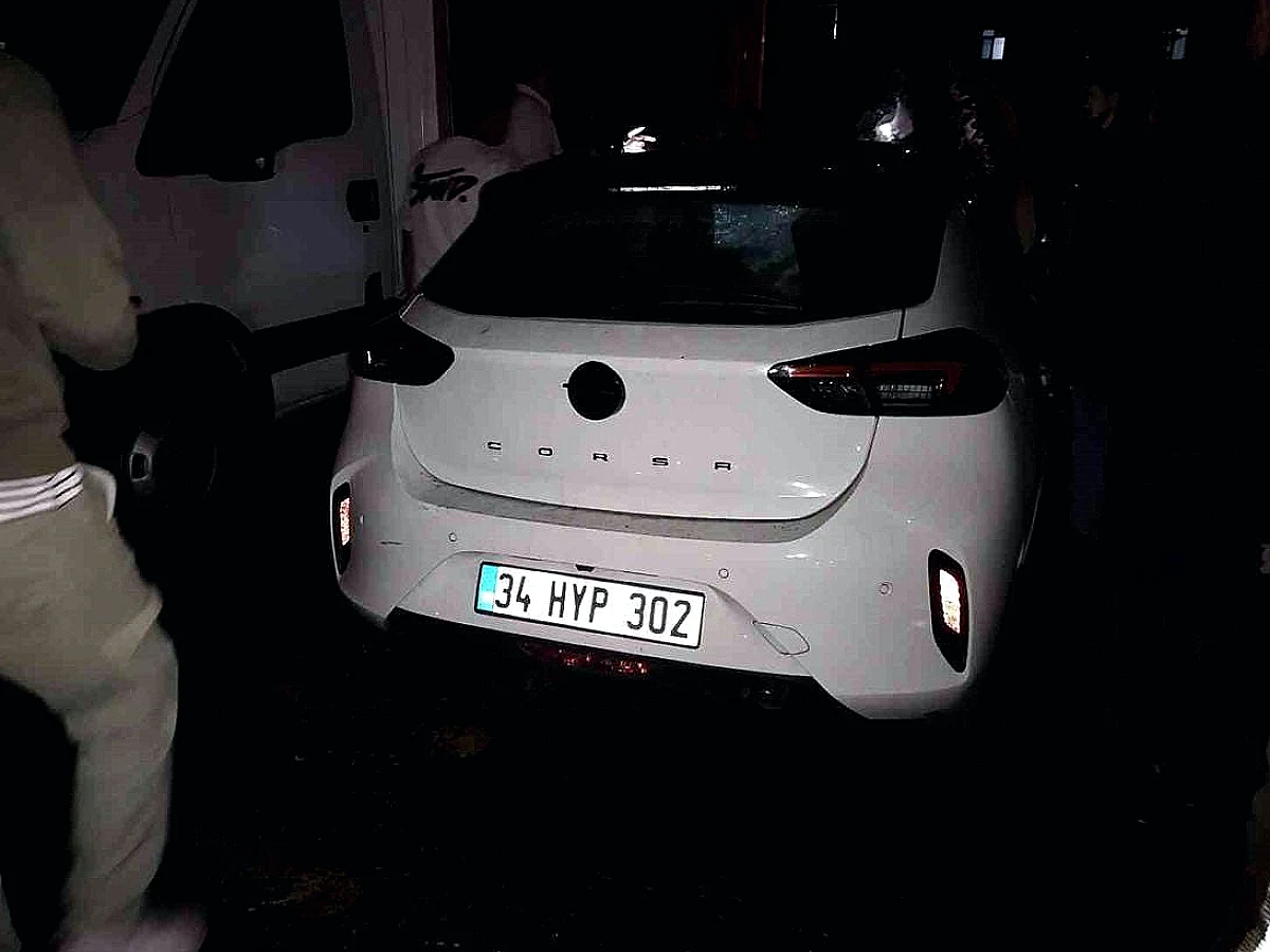 Üsküdar'da Park Halindeki Üç Araç Alevlere Teslim Oldu